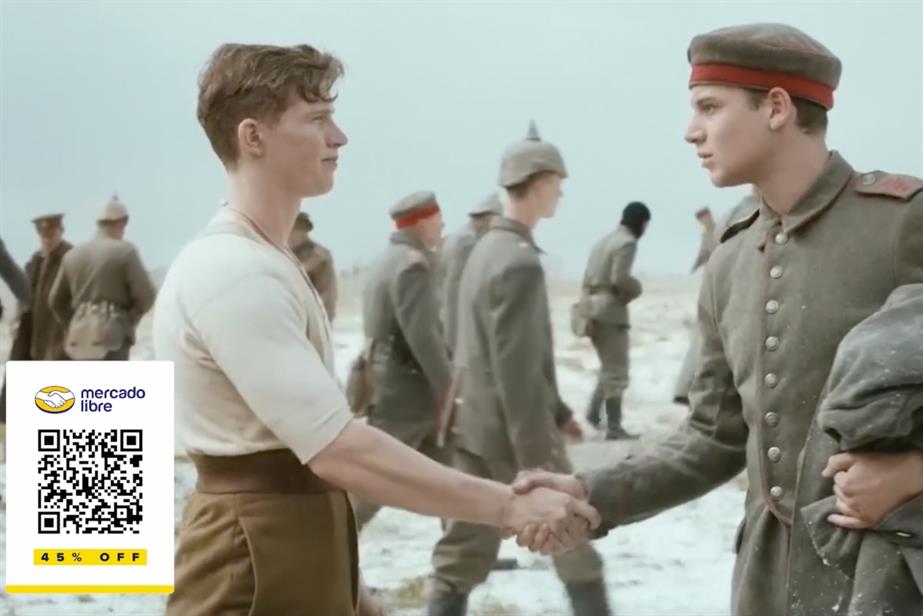 Two soldiers shake hands onscreen while a QR code for Mercado Livre appears in the bottom left-hand corner.