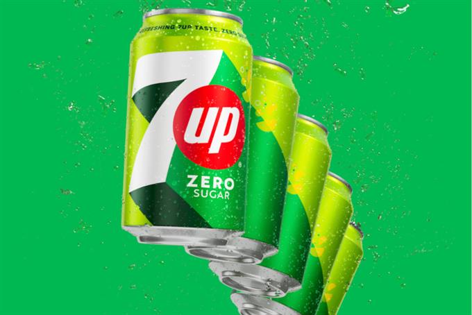 Five cans of 7UP in front of a green background 