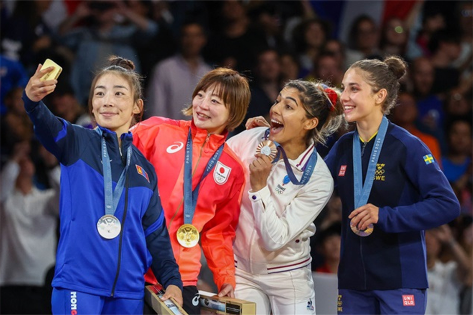 Athletes take 'victory selfies' at the Paris Olympics